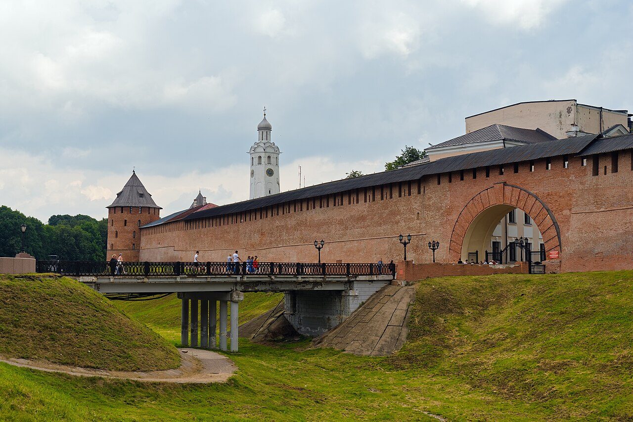 Стены и вход в Новгородский кремль